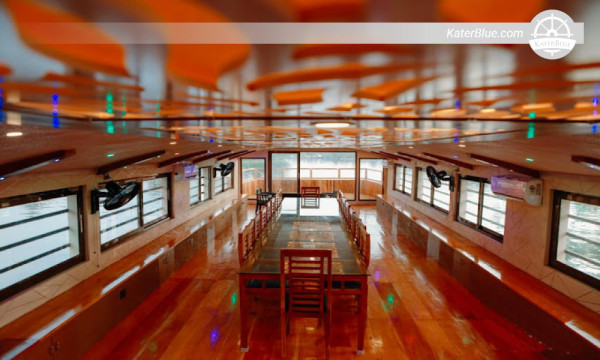 Luxury Houseboat Weekly Charter on Punnamada Lake Kerala, India
