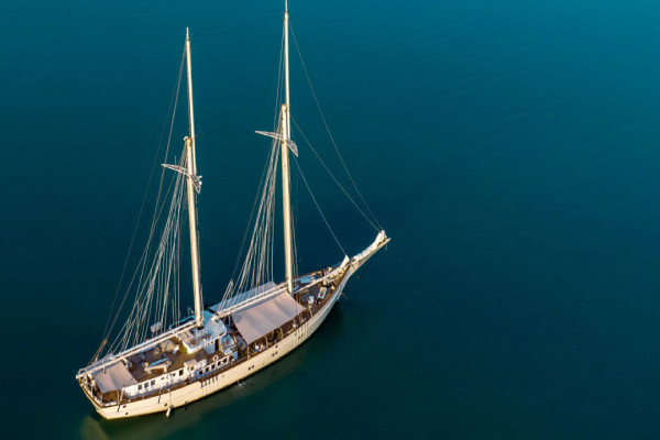 Luxury gullet overnight charter Gili-Islands Indonesia