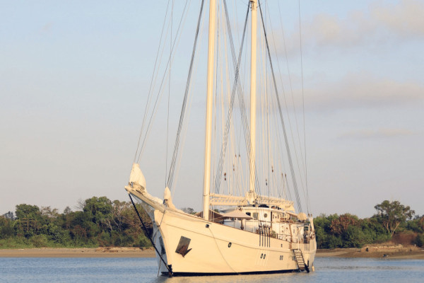 Wooden gulet overnight charter Pulau-Kanawa Indonesia