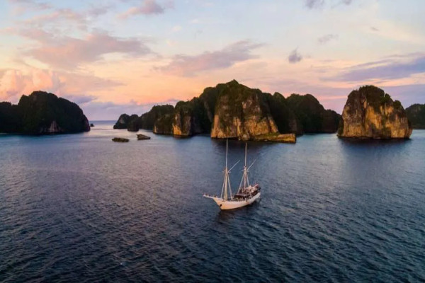 Czarter drewnianego guletu na noc Padai-Kecil-Island Indonezja