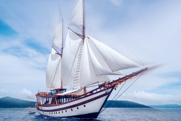 Gulet overnight charter with crew Horseshoe-Bay Indonesia