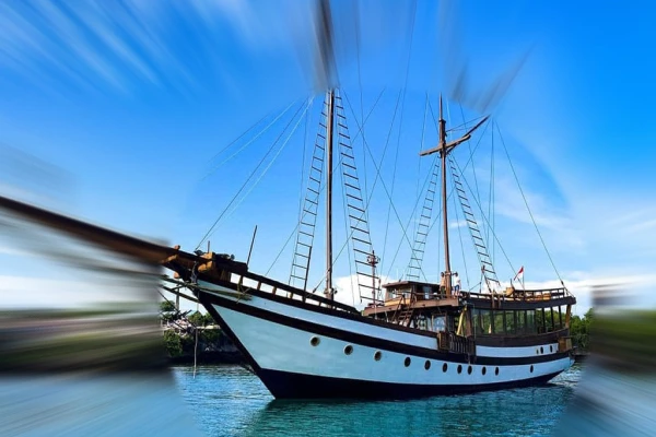 Overnight luxury gulet charter Padar Indonesia