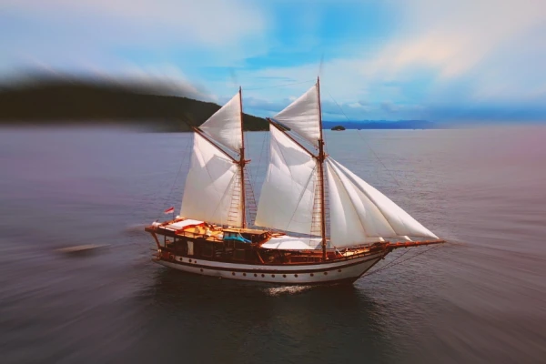 Overnight luxury gulet charter Sebayur-Island Indonesia