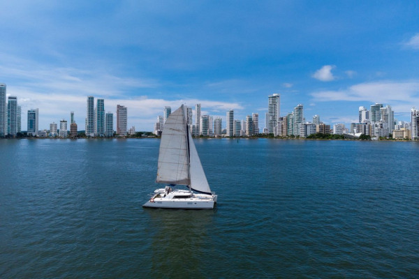 Skippered day charter offer Cholon Colombia