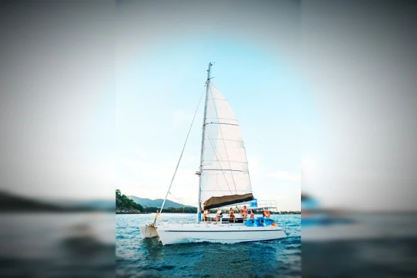 Luxury catamaran half-day charter offer Chengue Colombia