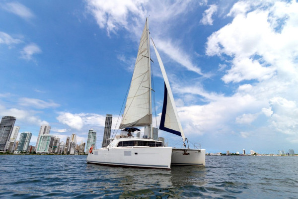 Lagoon catamaran charter offer Rosario-Islands Colombia