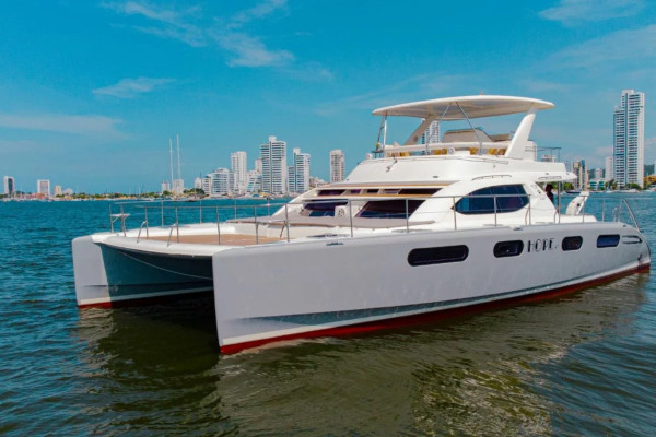 Leopard catamaran half day charter Rosario-Islands Colombia