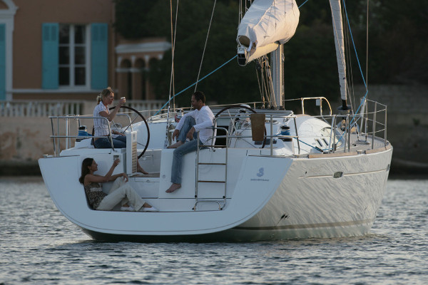 Luxury vessel overnight charter offer Isla-Perro Panama