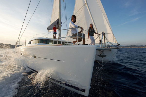 Luxury catamaran overnight charter offer Isla-Perro Panama