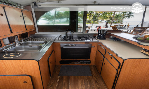 Luxury vessel overnight charter Holandeses San-Blas Panama