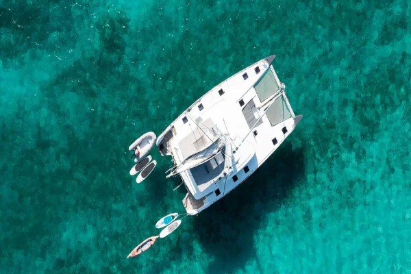 Lagoon catamaran available for charter Cayo-Holandes Panama
