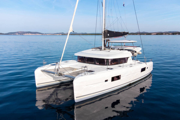 Fully catered catamaran overnight charter Isla-Perro Panama