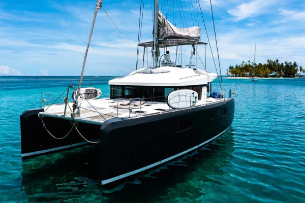 Luxury catamaran crewed overnight charter Cambombia Panama