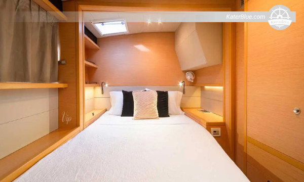 Luxury catamaran crewed overnight charter Cambombia Panama