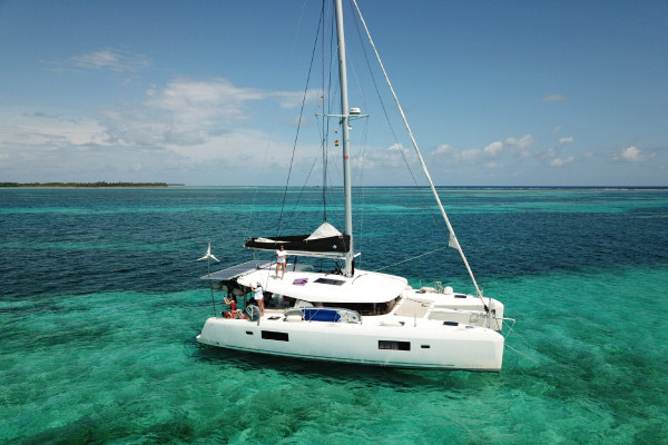 Luxury catamaran crewed charter offer Cayo-Holandes Panama