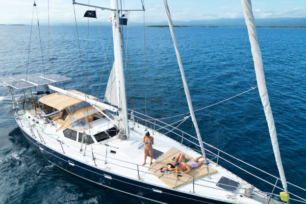 Fully catered monohull overnight charter Isla-Perro Panama