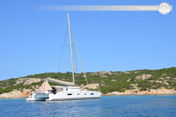 Crewed catamaran luxury charter Isla-Perro Panama