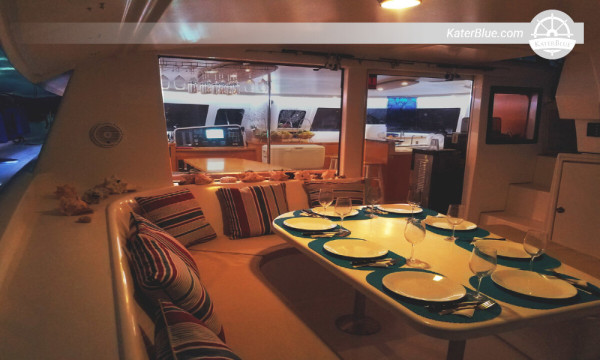 Luxury catamaran overnight charter Holandeses Panama