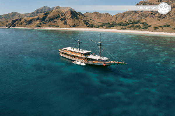 Aluguel de gulet de luxo com tripulação para pernoite na Praia Rosa de Komodo