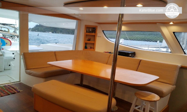 Crewed catamaran luxury charter Isla-Perro Panama