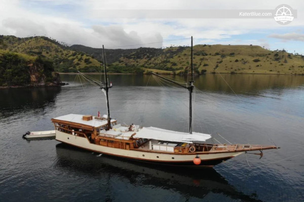 Aluguel de gulet de luxo de 27 metros para pernoite em Siaba, Ilha de Komodo.