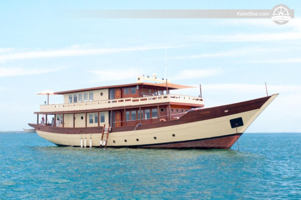 Oferta de aluguel de luxo com pernoite em goleta de madeira Manta Komodo