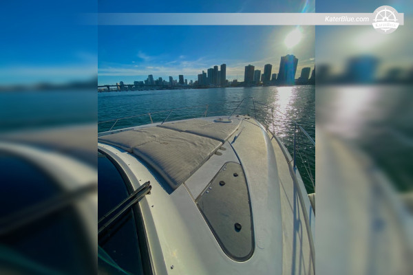 Pronájem luxusní lodi s kapitánem na Fisher-Islandu v Miami