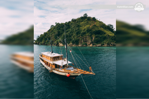 Aluguel de gulet de madeira de luxo para pernoite na Ilha de Padar, Komodo.