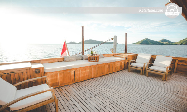 Oferta de aluguel de luxo com pernoite em goleta de madeira Manta Komodo