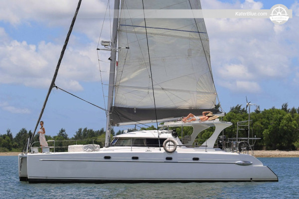 Fully catered catamaran day charter Lembongan Bali
