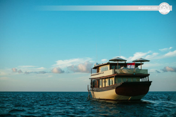 Aluguel de gulet de luxo de 29 metros para pernoite em Siaba, Ilha de Komodo.