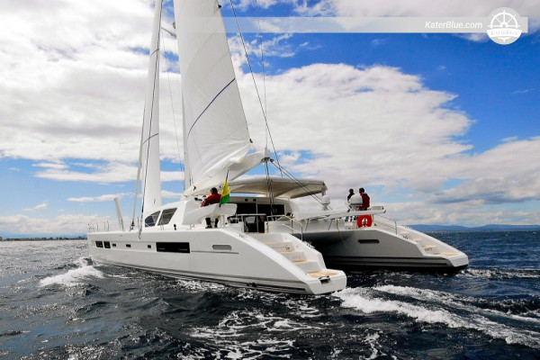 Catamaran fully catered charter offer Isla-Nuinudup Panama