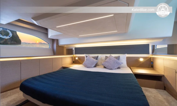 Sewa Kapal Pesiar Eksklusif Mingguan di Kota Tua La Ponche, Saint-Tropez, Prancis