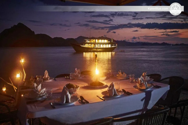 Aluguel de gulet de madeira de luxo para pernoite na Ilha de Padar, Komodo.