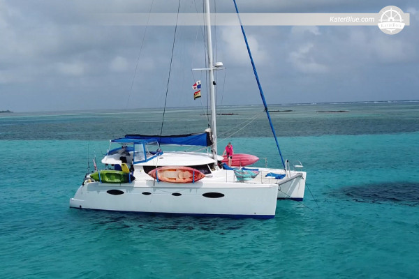 Luxury catamaran overnight charter Isla-Verde Panama