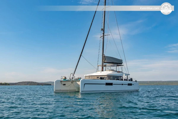 Crewed sailing day vacation offer Huatulco Mexico