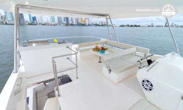 Skippered vessel sunset charter Tierra-Bomba-Island Colombia