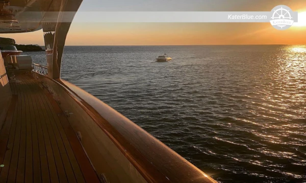 Penyewaan Kapal Pesiar Malam yang Tenang dan Senja di Saint-Tropez, Prancis