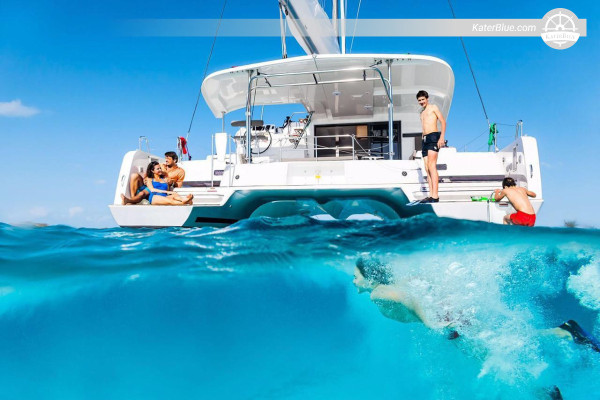 Aluguel de barco de luxo com tripulação para passeios de um dia na lagoa em Miami, Estados Unidos.