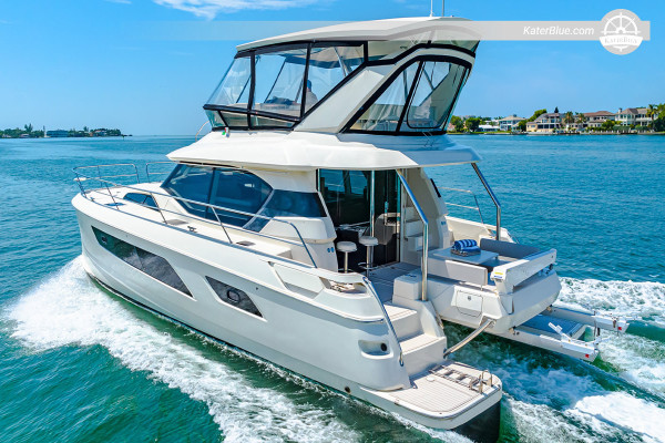 Kapal pesiar katamaran saat matahari terbenam di Jewfish-Key, Sarasota, Amerika Serikat.