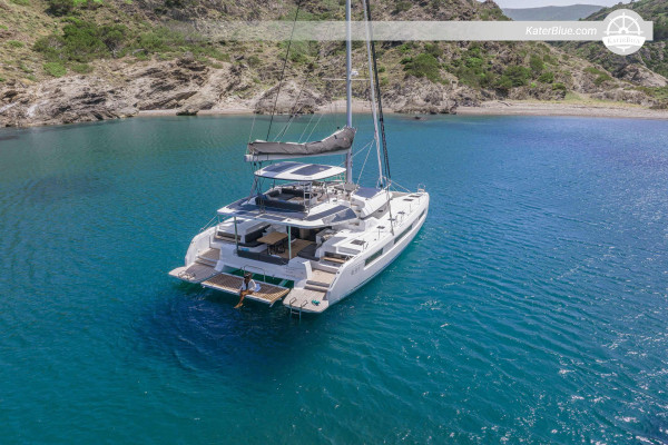 Cruzeiro de catamarã sem tripulação na lagoa, Baja California Sur, México.