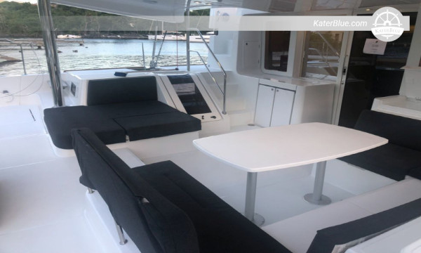 رحلة بحرية فاخرة على متن قارب كاتاماران في بحيرة باجا كاليفورنيا الجنوبية، المكسيك