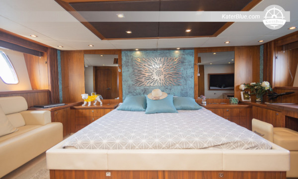 Crewed yacht day cruise La-Croisette Cannes France