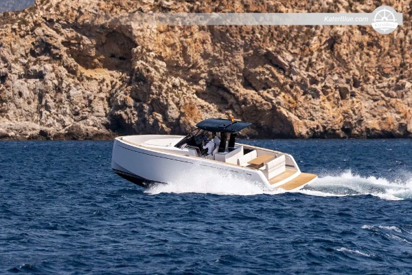 Penawaran pelayaran harian dengan kapten di Saint-Tropez, Prancis.