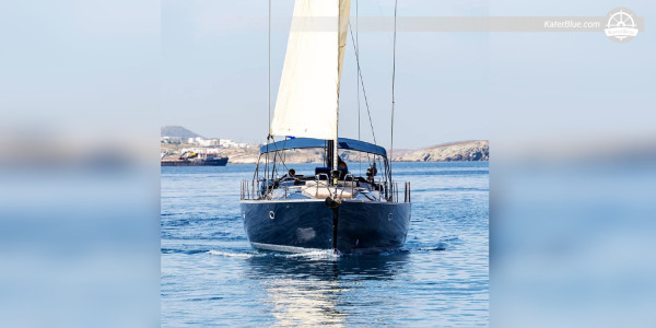 Relaxe em Agkistri em um passeio semanal de barco com skipper em Atenas, Grécia.
