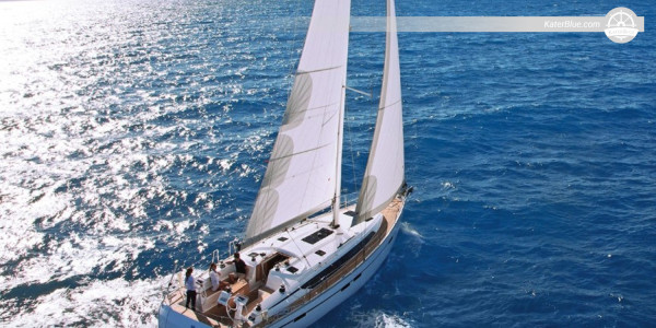 Faça snorkel na Baía de Saffron com um Bavaria Cruiser 46 alugado em Cagliari, Itália.