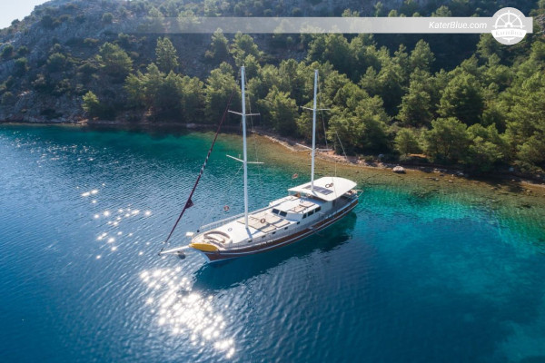 Cruzeiro em goleta padrão com 6 cabines, saindo da Ilha Orak, em Bodrum, Turquia.