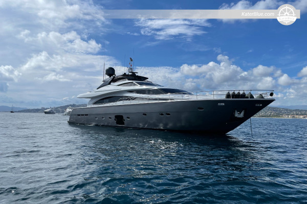 Luxuriöser Ferretti-Yachtcharter (wöchentlich) für 10 Personen ab Antibes, Frankreich