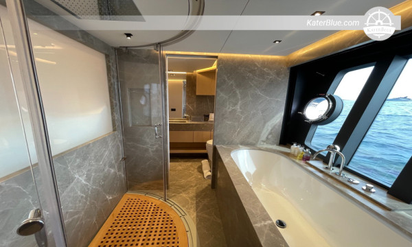 Luxuriöser Tagescharter für 11 Personen, Ferretti 881 Antibes, Frankreich