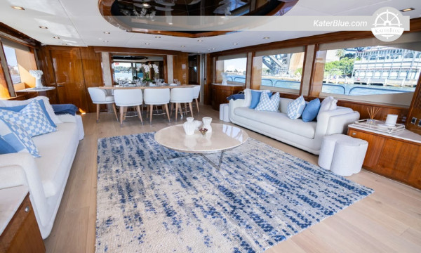 Navire haut de gamme naviguant chaque semaine sur le lac Pittwater, au large de Sydney, en Australie.
